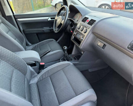 Черный Фольксваген Туран, объемом двигателя 1.6 л и пробегом 215 тыс. км за 7890 $, фото 43 на Automoto.ua