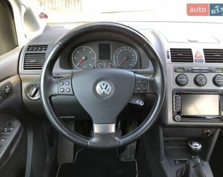 Черный Фольксваген Туран, объемом двигателя 1.9 л и пробегом 294 тыс. км за 7400 $, фото 6 на Automoto.ua