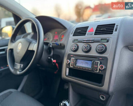 Черный Фольксваген Туран, объемом двигателя 1.6 л и пробегом 215 тыс. км за 7890 $, фото 42 на Automoto.ua