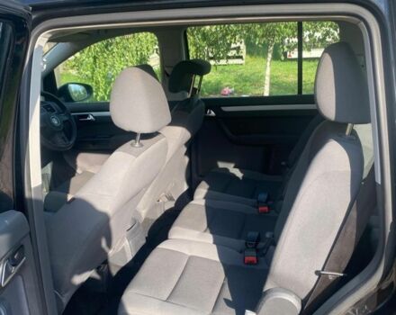 Черный Фольксваген Туран, объемом двигателя 1.6 л и пробегом 300 тыс. км за 4196 $, фото 3 на Automoto.ua