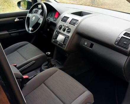 Чорний Фольксваген Туран, об'ємом двигуна 1.6 л та пробігом 249 тис. км за 8499 $, фото 10 на Automoto.ua