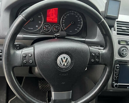 Черный Фольксваген Туран, объемом двигателя 1.4 л и пробегом 213 тыс. км за 8100 $, фото 49 на Automoto.ua