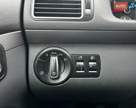 Черный Фольксваген Туран, объемом двигателя 1.6 л и пробегом 296 тыс. км за 9999 $, фото 20 на Automoto.ua