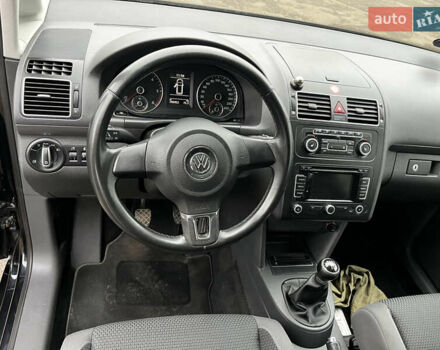 Черный Фольксваген Туран, объемом двигателя 1.6 л и пробегом 296 тыс. км за 9999 $, фото 18 на Automoto.ua