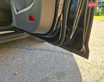 Черный Фольксваген Туран, объемом двигателя 1.6 л и пробегом 275 тыс. км за 9600 $, фото 53 на Automoto.ua