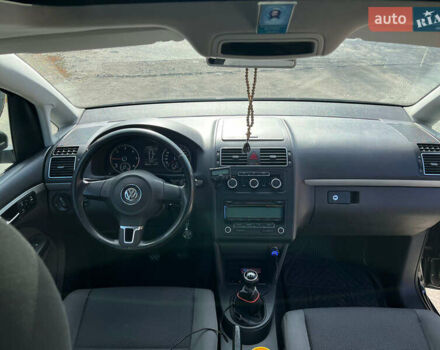 Черный Фольксваген Туран, объемом двигателя 1.6 л и пробегом 280 тыс. км за 9300 $, фото 6 на Automoto.ua