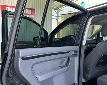 Черный Фольксваген Туран, объемом двигателя 2 л и пробегом 280 тыс. км за 12000 $, фото 2 на Automoto.ua