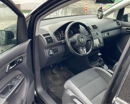 Черный Фольксваген Туран, объемом двигателя 1.6 л и пробегом 333 тыс. км за 8900 $, фото 4 на Automoto.ua