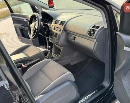 Черный Фольксваген Туран, объемом двигателя 1.6 л и пробегом 256 тыс. км за 8999 $, фото 22 на Automoto.ua