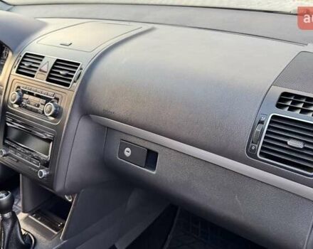 Черный Фольксваген Туран, объемом двигателя 1.6 л и пробегом 256 тыс. км за 8999 $, фото 23 на Automoto.ua