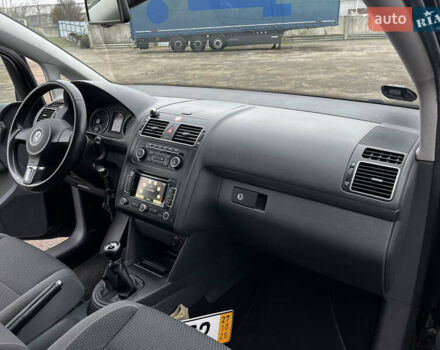 Черный Фольксваген Туран, объемом двигателя 1.6 л и пробегом 296 тыс. км за 9999 $, фото 29 на Automoto.ua