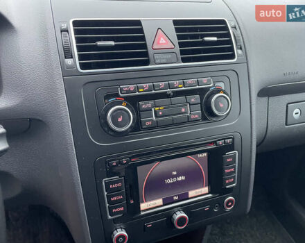 Черный Фольксваген Туран, объемом двигателя 1.6 л и пробегом 333 тыс. км за 9300 $, фото 14 на Automoto.ua