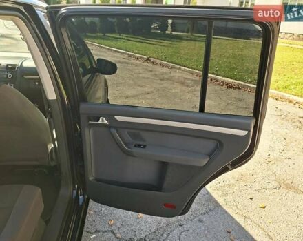 Черный Фольксваген Туран, объемом двигателя 1.6 л и пробегом 275 тыс. км за 9600 $, фото 44 на Automoto.ua