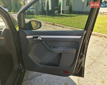 Черный Фольксваген Туран, объемом двигателя 1.6 л и пробегом 275 тыс. км за 9600 $, фото 51 на Automoto.ua