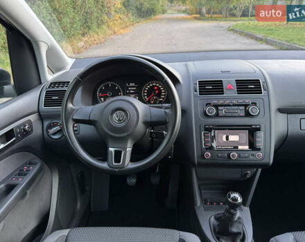 Черный Фольксваген Туран, объемом двигателя 1.6 л и пробегом 162 тыс. км за 11650 $, фото 52 на Automoto.ua
