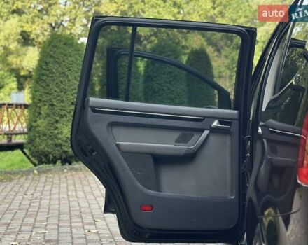 Черный Фольксваген Туран, объемом двигателя 2 л и пробегом 200 тыс. км за 12250 $, фото 76 на Automoto.ua