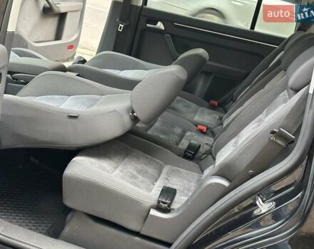 Черный Фольксваген Туран, объемом двигателя 2 л и пробегом 200 тыс. км за 11850 $, фото 24 на Automoto.ua