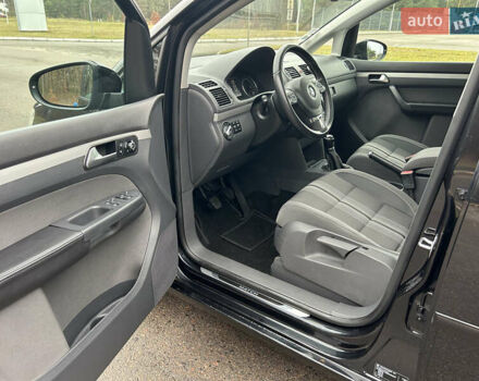 Чорний Фольксваген Туран, об'ємом двигуна 2 л та пробігом 262 тис. км за 12250 $, фото 52 на Automoto.ua