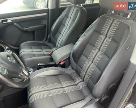 Черный Фольксваген Туран, объемом двигателя 1.97 л и пробегом 213 тыс. км за 11600 $, фото 4 на Automoto.ua