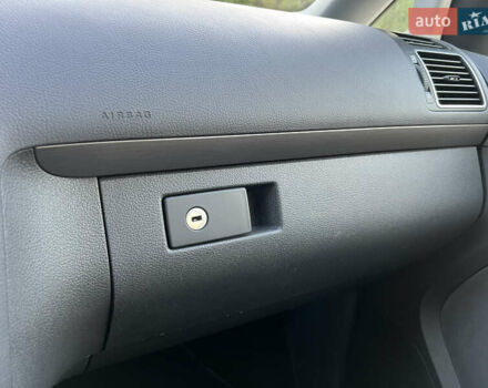 Черный Фольксваген Туран, объемом двигателя 1.6 л и пробегом 236 тыс. км за 9750 $, фото 21 на Automoto.ua