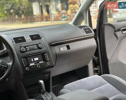 Чорний Фольксваген Туран, об'ємом двигуна 2 л та пробігом 200 тис. км за 11750 $, фото 53 на Automoto.ua