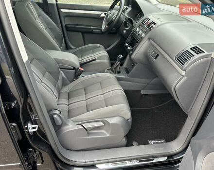 Чорний Фольксваген Туран, об'ємом двигуна 2 л та пробігом 262 тис. км за 12250 $, фото 66 на Automoto.ua