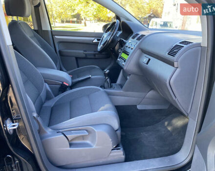 Черный Фольксваген Туран, объемом двигателя 1.97 л и пробегом 263 тыс. км за 10999 $, фото 15 на Automoto.ua