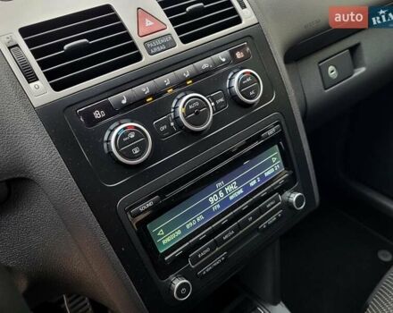 Черный Фольксваген Туран, объемом двигателя 1.6 л и пробегом 204 тыс. км за 11950 $, фото 58 на Automoto.ua