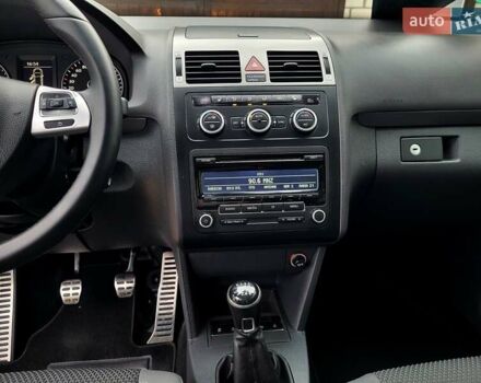 Черный Фольксваген Туран, объемом двигателя 1.6 л и пробегом 204 тыс. км за 11950 $, фото 59 на Automoto.ua