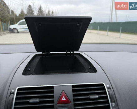 Черный Фольксваген Туран, объемом двигателя 1.6 л и пробегом 211 тыс. км за 11300 $, фото 61 на Automoto.ua