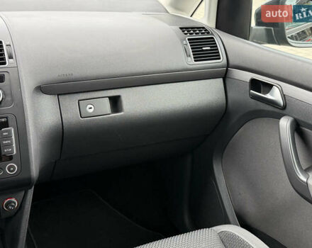 Черный Фольксваген Туран, объемом двигателя 1.6 л и пробегом 211 тыс. км за 11300 $, фото 50 на Automoto.ua