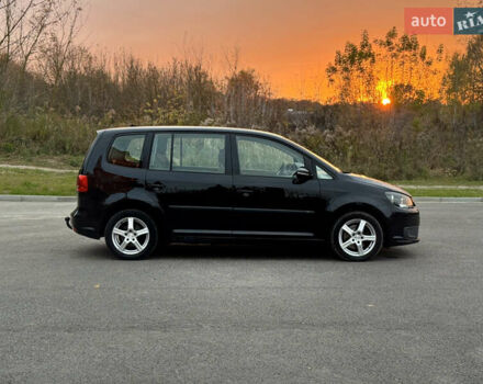 Черный Фольксваген Туран, объемом двигателя 1.6 л и пробегом 225 тыс. км за 8850 $, фото 1 на Automoto.ua