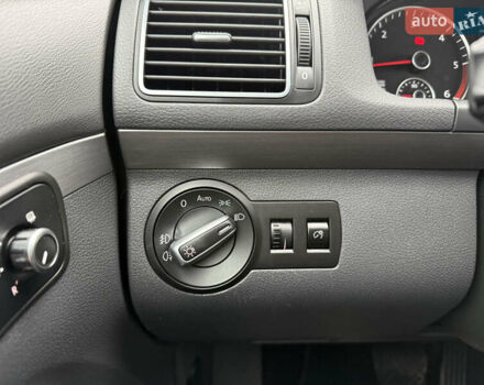 Черный Фольксваген Туран, объемом двигателя 1.6 л и пробегом 211 тыс. км за 11300 $, фото 58 на Automoto.ua