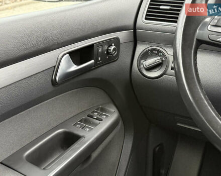 Черный Фольксваген Туран, объемом двигателя 1.6 л и пробегом 211 тыс. км за 11300 $, фото 54 на Automoto.ua