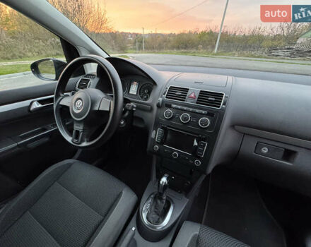 Черный Фольксваген Туран, объемом двигателя 1.6 л и пробегом 225 тыс. км за 8850 $, фото 7 на Automoto.ua