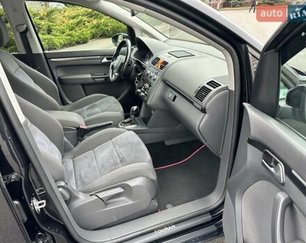 Черный Фольксваген Туран, объемом двигателя 2 л и пробегом 240 тыс. км за 11900 $, фото 15 на Automoto.ua