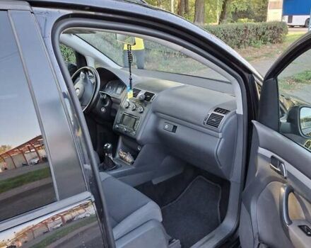 Черный Фольксваген Туран, объемом двигателя 1.6 л и пробегом 285 тыс. км за 10000 $, фото 2 на Automoto.ua