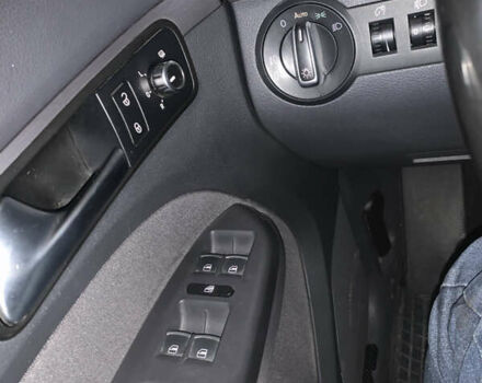 Черный Фольксваген Туран, объемом двигателя 1.97 л и пробегом 281 тыс. км за 13500 $, фото 6 на Automoto.ua