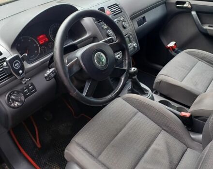 Черный Фольксваген Туран, объемом двигателя 1.9 л и пробегом 450 тыс. км за 4999 $, фото 2 на Automoto.ua