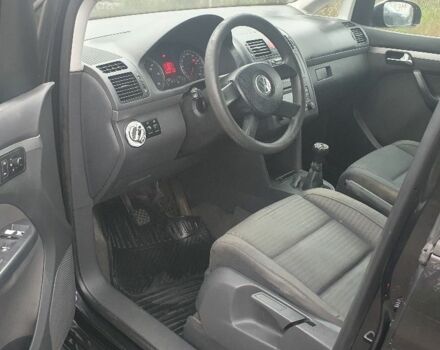 Черный Фольксваген Туран, объемом двигателя 1.9 л и пробегом 333 тыс. км за 3300 $, фото 6 на Automoto.ua