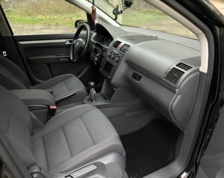 Чорний Фольксваген Туран, об'ємом двигуна 2 л та пробігом 328 тис. км за 2999 $, фото 15 на Automoto.ua