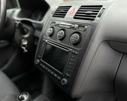 Чорний Фольксваген Туран, об'ємом двигуна 2 л та пробігом 328 тис. км за 2999 $, фото 16 на Automoto.ua