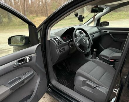 Чорний Фольксваген Туран, об'ємом двигуна 2 л та пробігом 328 тис. км за 2999 $, фото 10 на Automoto.ua