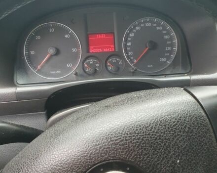 Черный Фольксваген Туран, объемом двигателя 1.9 л и пробегом 242 тыс. км за 8500 $, фото 4 на Automoto.ua