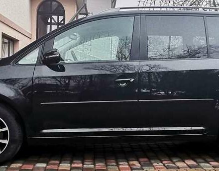 Черный Фольксваген Туран, объемом двигателя 1.6 л и пробегом 211 тыс. км за 12950 $, фото 2 на Automoto.ua