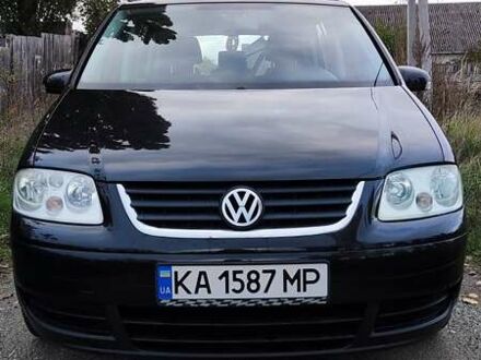 Черный Фольксваген Туран, объемом двигателя 1.6 л и пробегом 225 тыс. км за 5700 $, фото 1 на Automoto.ua