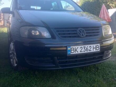 Черный Фольксваген Туран, объемом двигателя 1.6 л и пробегом 269 тыс. км за 6500 $, фото 1 на Automoto.ua