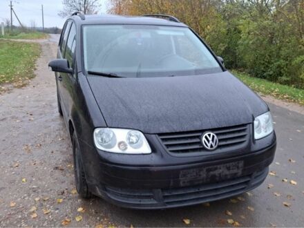 Черный Фольксваген Туран, объемом двигателя 1.6 л и пробегом 205 тыс. км за 5650 $, фото 1 на Automoto.ua