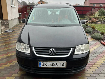 Черный Фольксваген Туран, объемом двигателя 1.97 л и пробегом 316 тыс. км за 5700 $, фото 1 на Automoto.ua