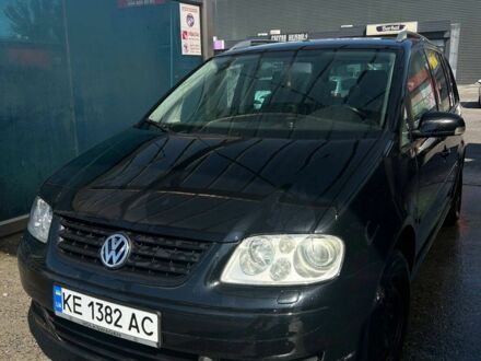Черный Фольксваген Туран, объемом двигателя 1.6 л и пробегом 268 тыс. км за 5700 $, фото 1 на Automoto.ua